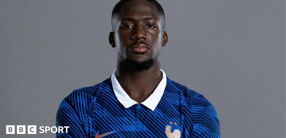 Jugador de fútbol posando con camiseta de Francia