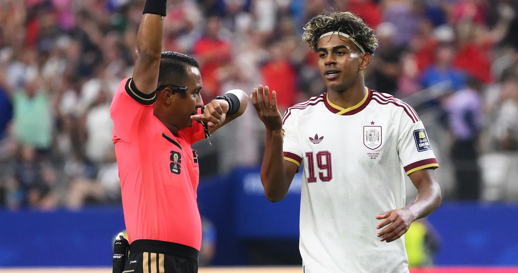 Árbitro mostrando tarjeta a jugador durante partido