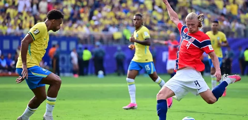 Jugador brasileño esquivando a un noruego