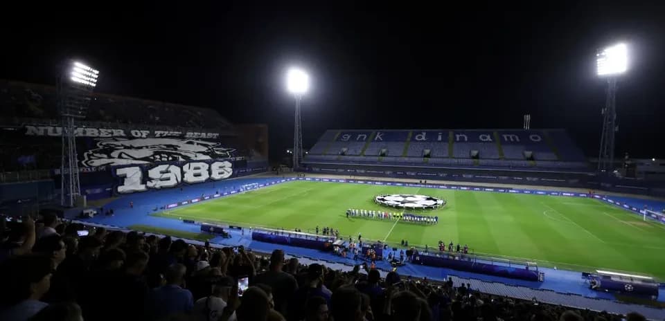 Aficionados en el estadio antes del partido
