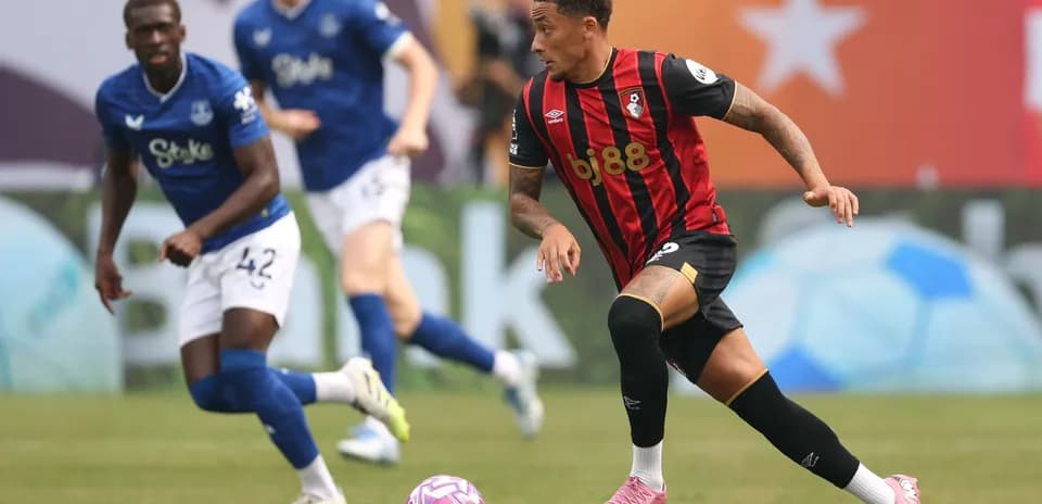 Jugador de Bournemouth driblando el balón durante el partido