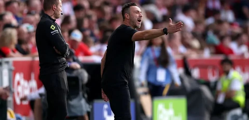 Entrenador dando instrucciones durante el partido