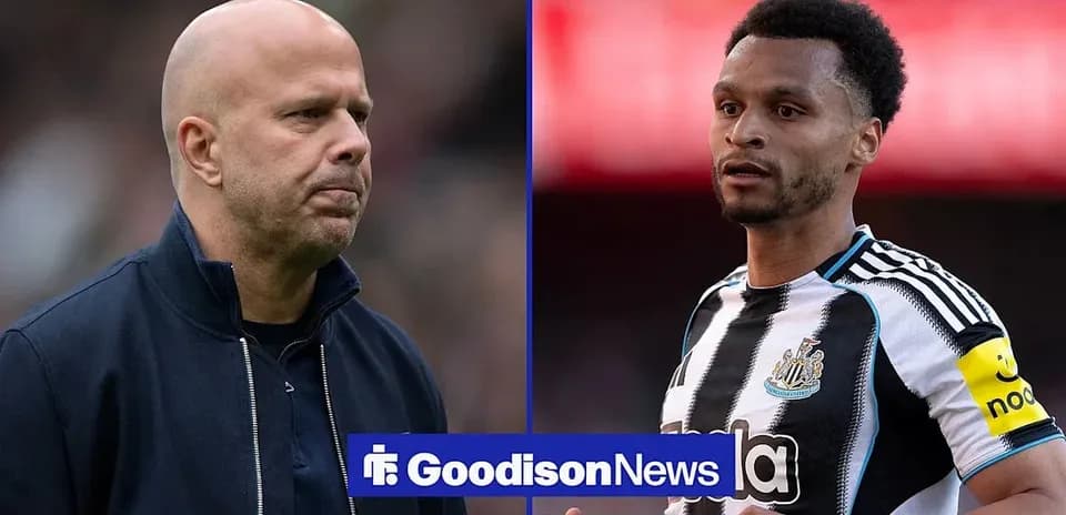 Entrenador y jugador de Newcastle durante partido