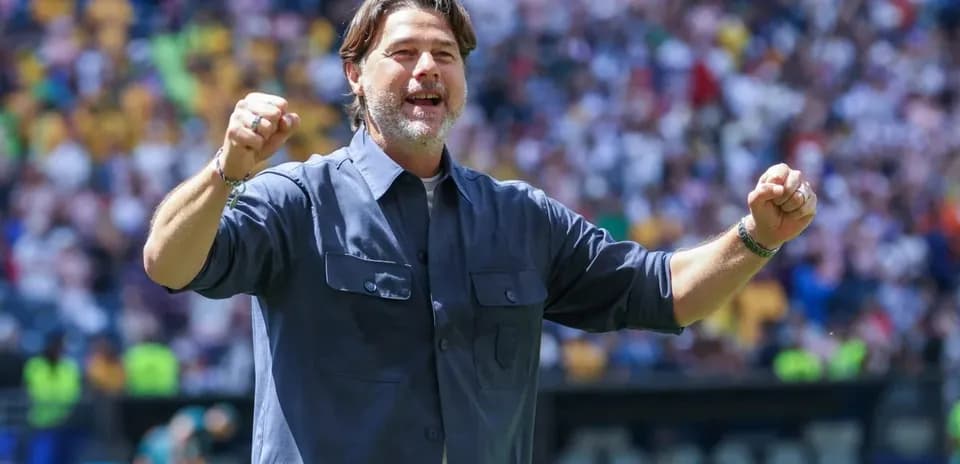 Entrenador celebrando en el campo durante el partido