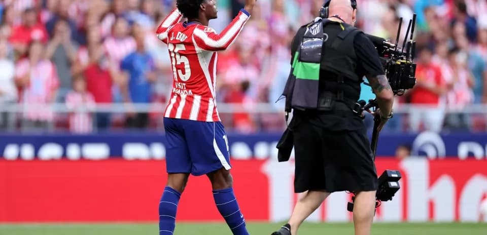 Jugador celebrando con el público en el estadio