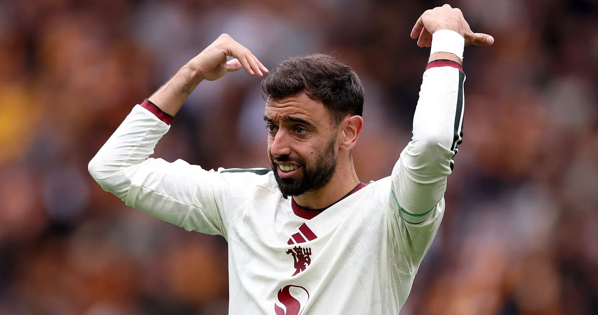 Jugador gesticulando durante un partido de fútbol