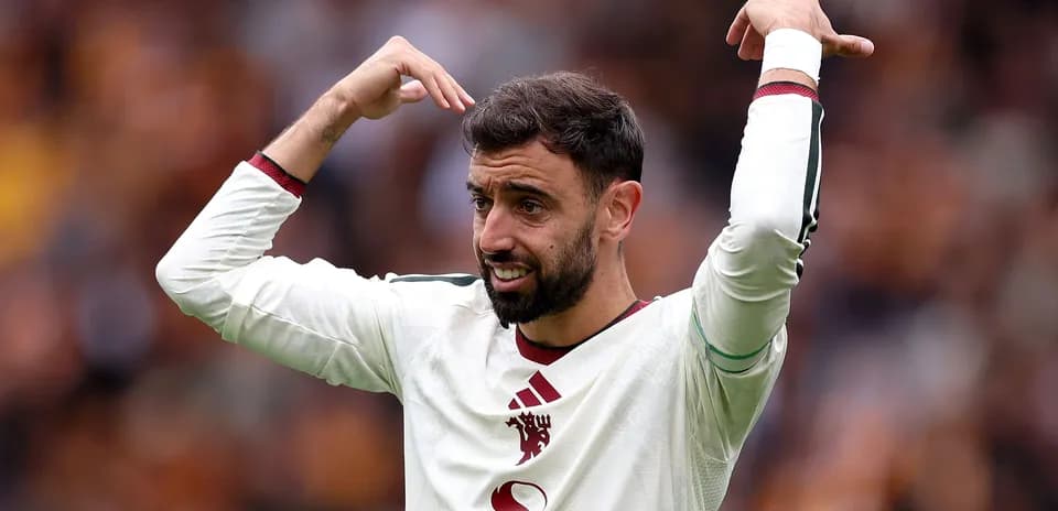 Jugador gesticulando durante un partido de fútbol