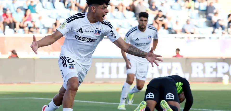 Jugador de Colo Colo celebrando un gol