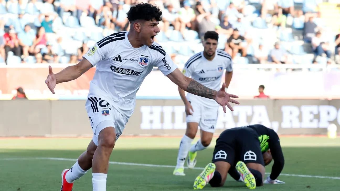 Jugador de Colo Colo celebrando un gol