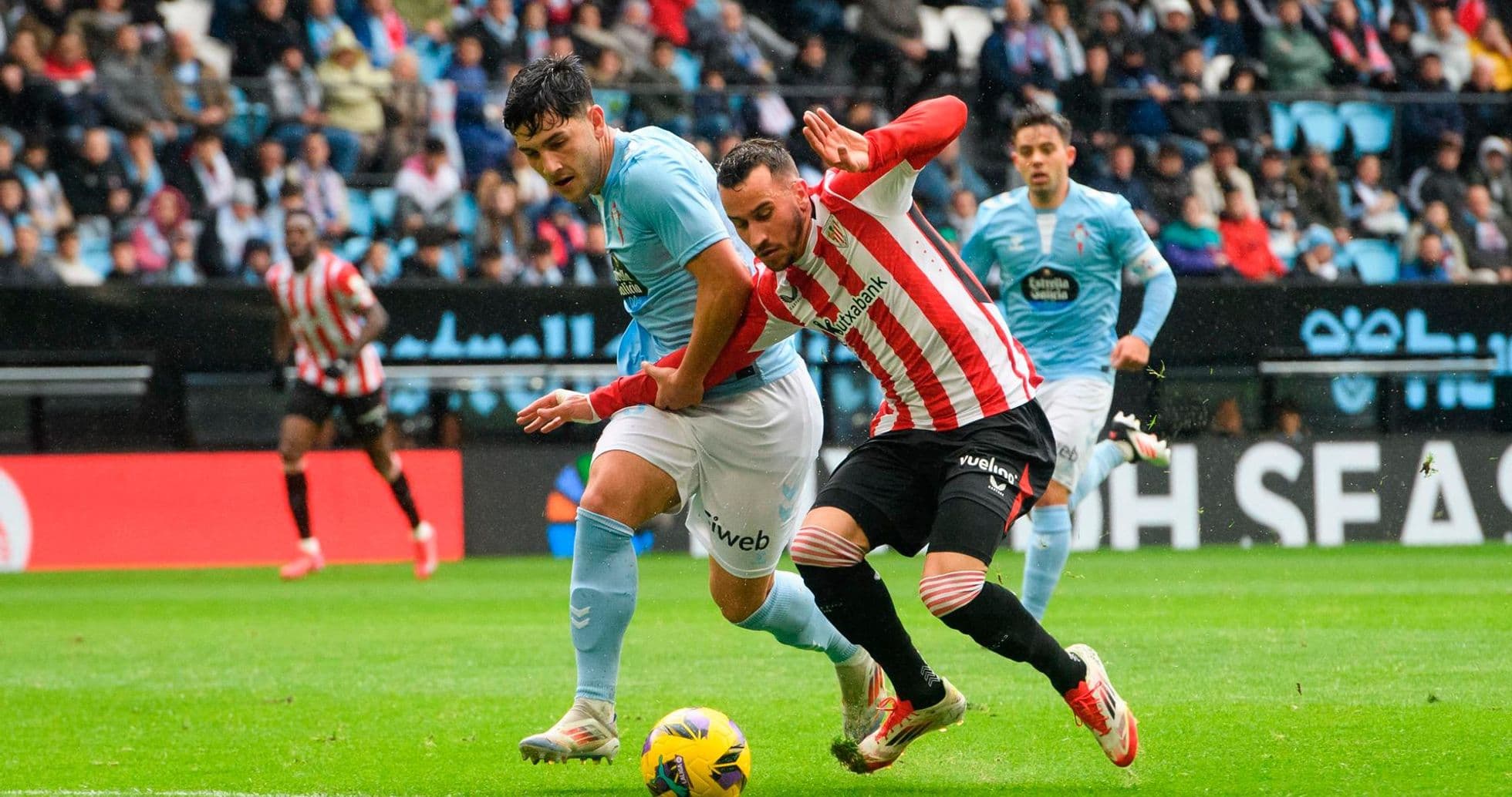 Dos jugadores luchando por el balón en el partido
