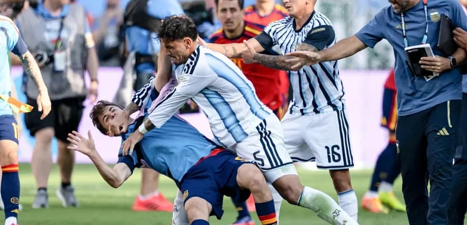 Jugadores de Argentina y España en confrontación durante partido