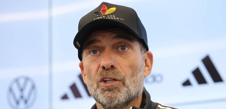 Entrenador hablando en conferencia de prensa