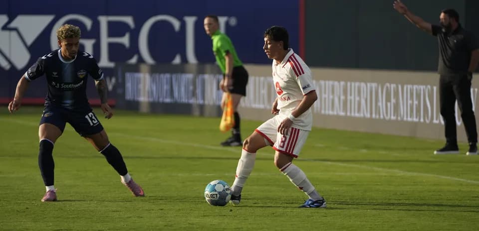 Jugador del El Paso Locomotive controlando el balón