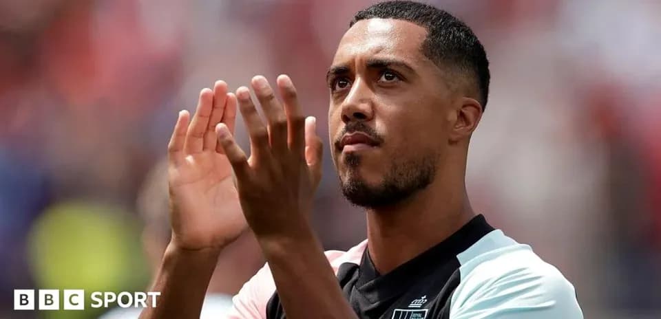 Jugador aplaudiendo a la afición en el estadio