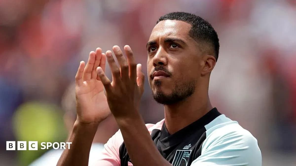 Jugador aplaudiendo a la afición en el estadio