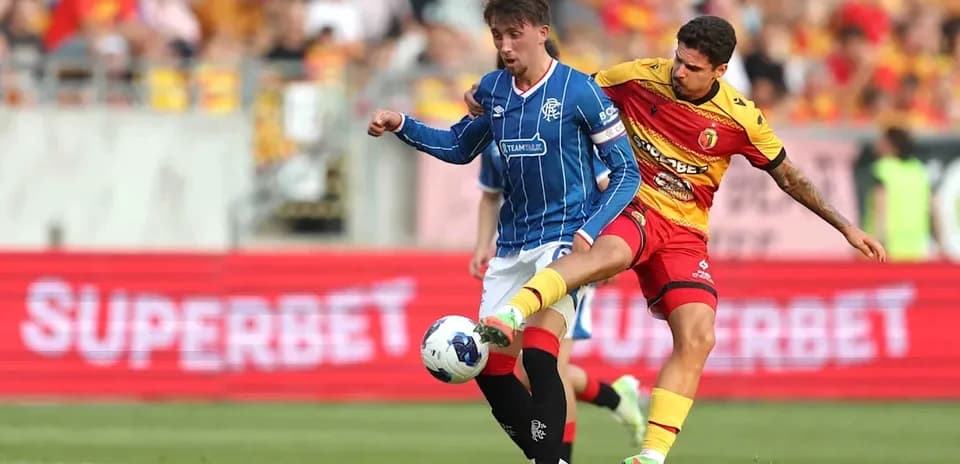 Jugador de Jagiellonia disputa el balón con Rangers