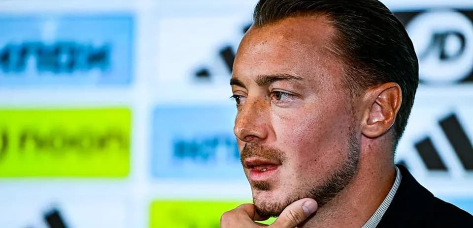 Jugador en conferencia de prensa con fondo de patrocinadores