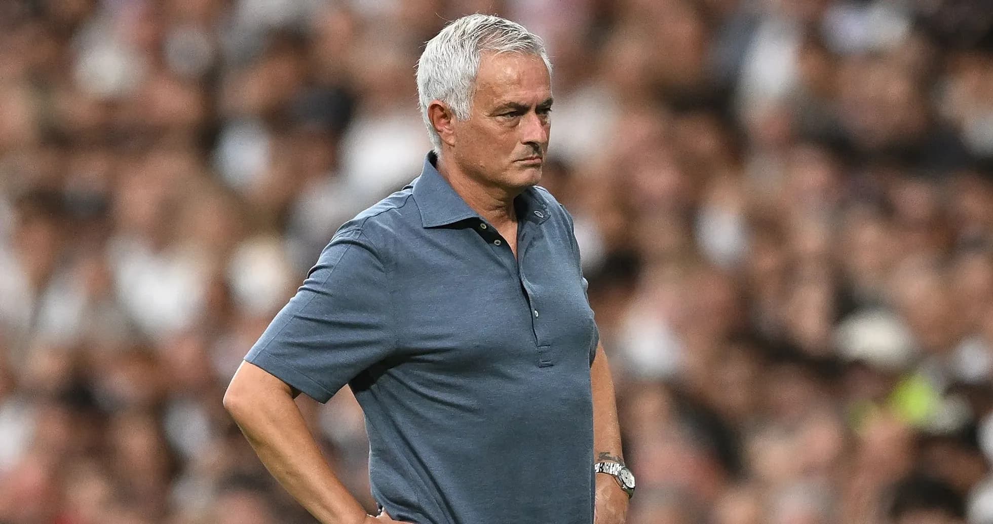Entrenador observando el partido desde la línea lateral