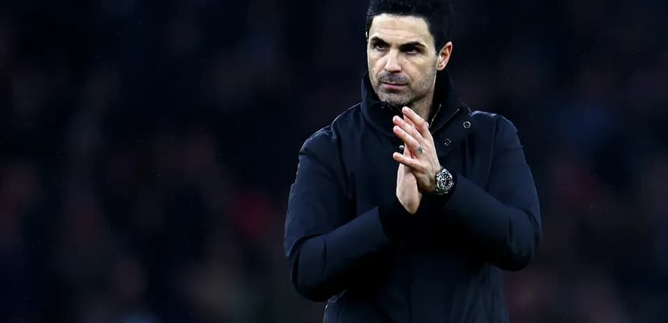 Entrenador aplaudiendo durante el partido