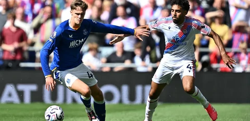 Jugadores de Everton y Crystal Palace luchando por el balón