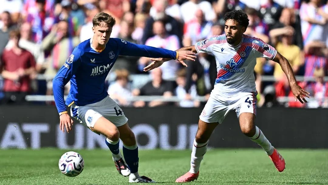 Jugadores de Everton y Crystal Palace luchando por el balón