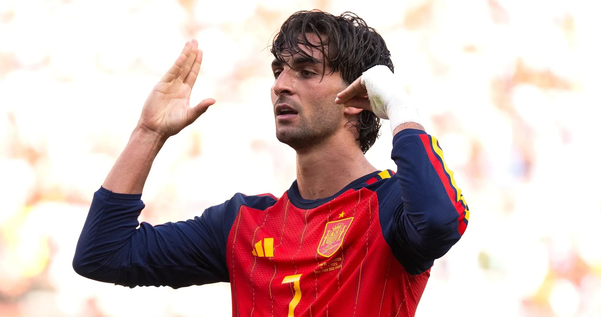 Jugador español celebrando con la mano en la oreja