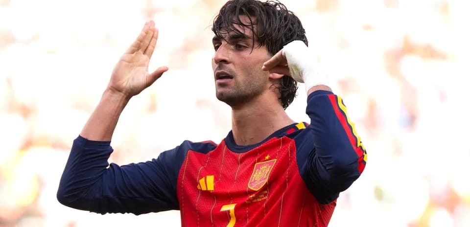Jugador español celebrando con la mano en la oreja