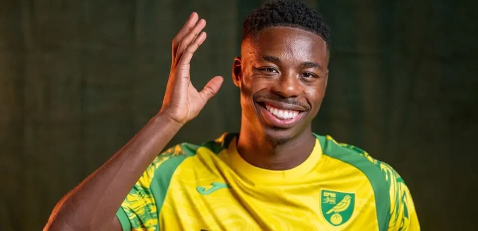 Jugador sonriendo y saludando con la mano