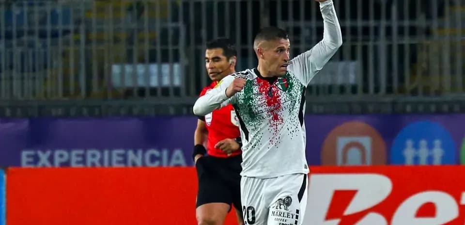 Jugador de Palestino celebra un gol