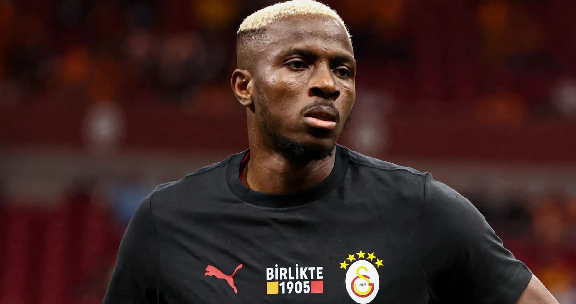 Jugador de Galatasaray en la cancha durante calentamiento