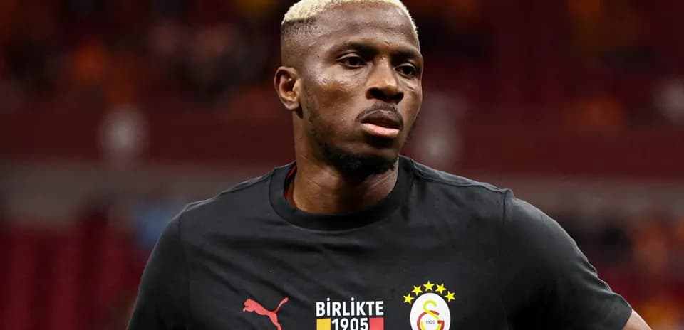 Jugador de Galatasaray en la cancha durante calentamiento
