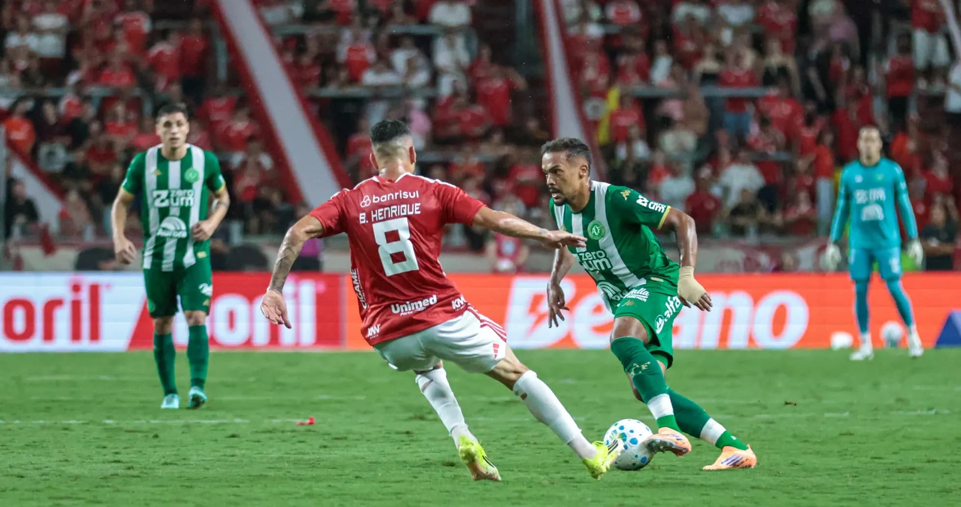 Jugadores en acción durante el partido de fútbol
