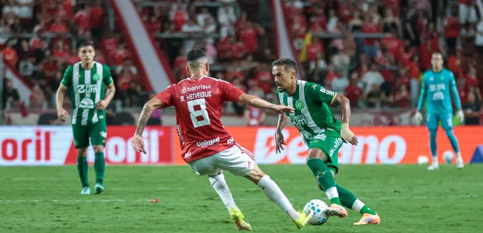 Jugadores en acción durante el partido de fútbol