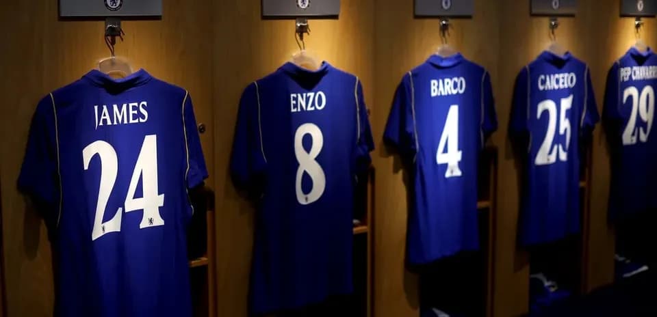 Camisetas de jugadores en vestuario de Chelsea