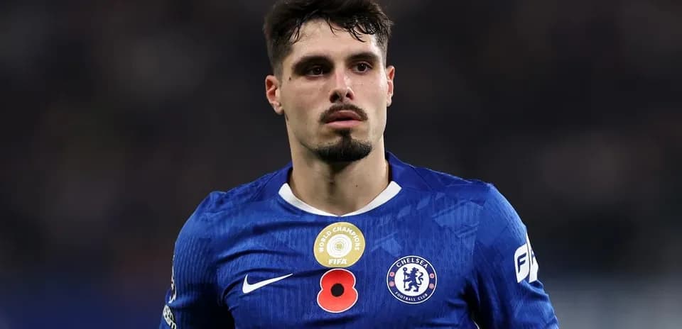 Jugador de Chelsea en uniforme azul durante partido