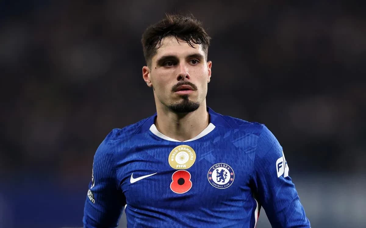 Jugador de Chelsea en uniforme azul durante partido