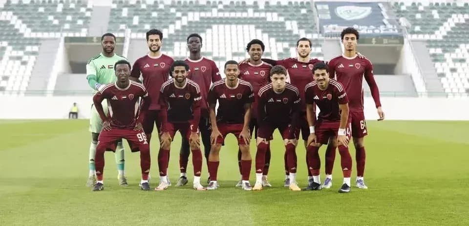 Equipo Al Wahda U23 posando en el campo