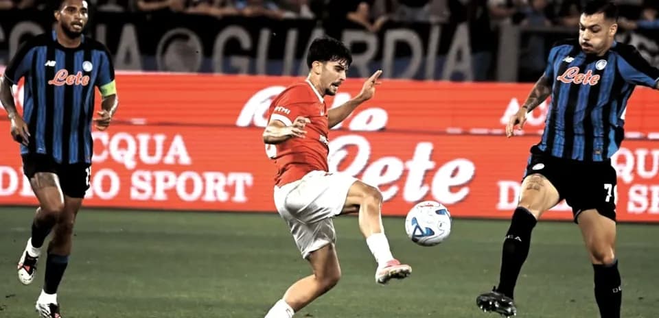 Jugador golpeando el balón en partido de fútbol