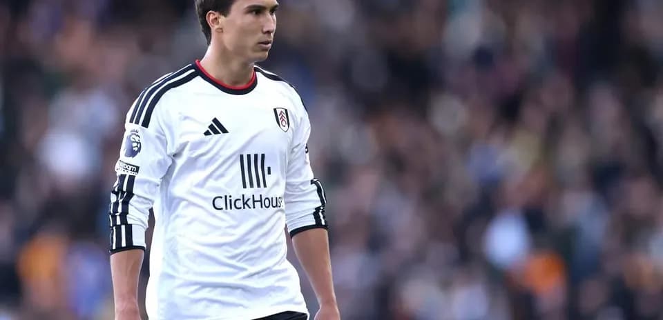 Jugador de Fulham en acción durante el partido