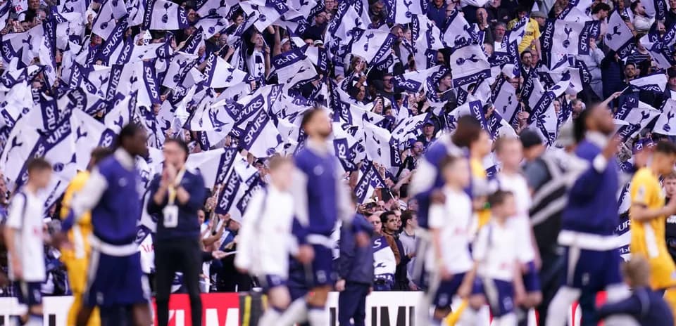 Aficionados de Spurs con banderas en el estadio