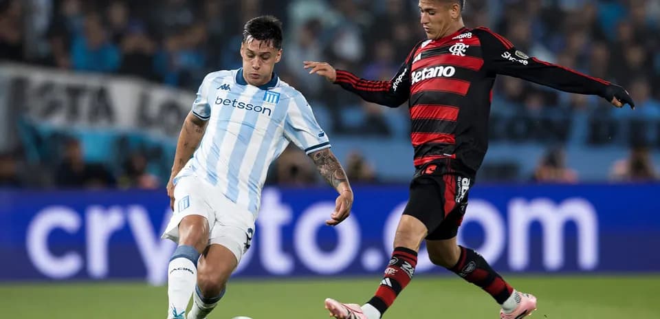 Dos jugadores compitiendo por el balón en el partido