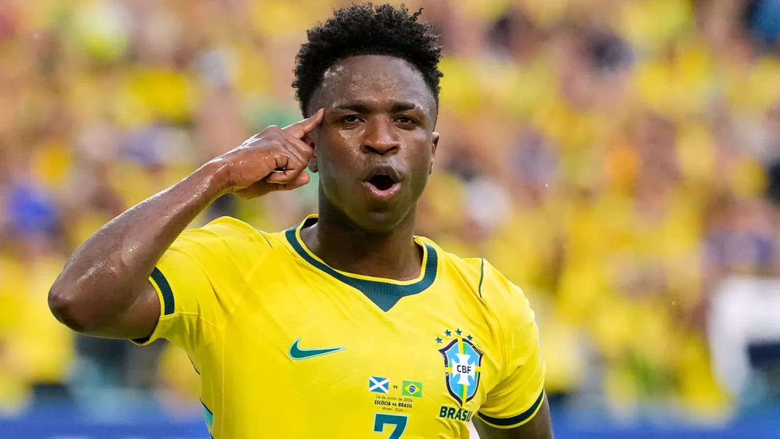 Jugador de Brasil celebrando con gesto en el campo