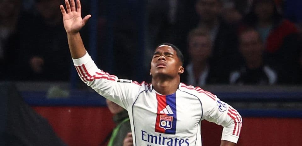 Jugador de Lyon levantando la mano en el partido