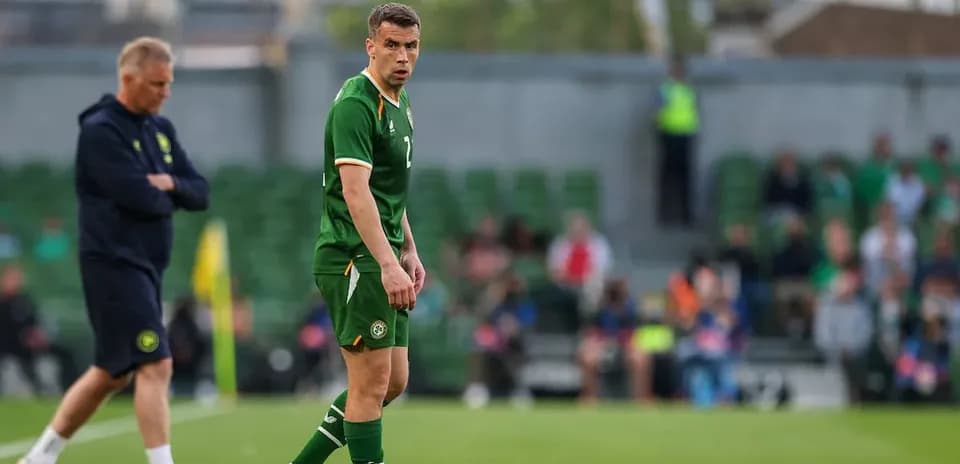 Jugador irlandés en el campo con entrenador observando