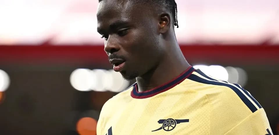 Jugador de Arsenal con camiseta amarilla en el campo