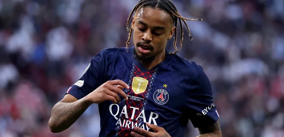 Jugador de PSG mostrando su camiseta durante el partido