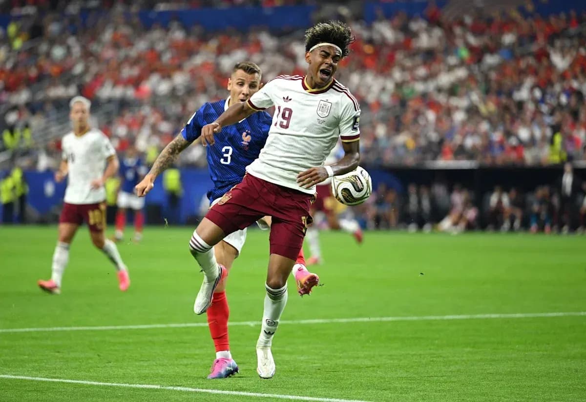 Jugador de España luchando por el balón contra Francia