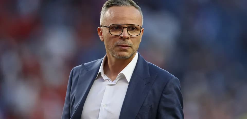 Entrenador en traje durante partido de fútbol