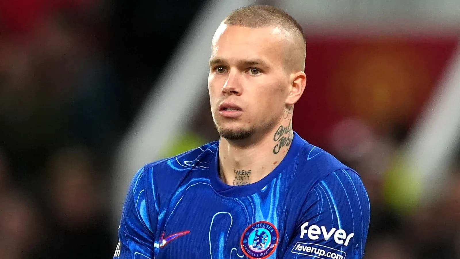 Jugador de Chelsea en uniforme azul durante partido