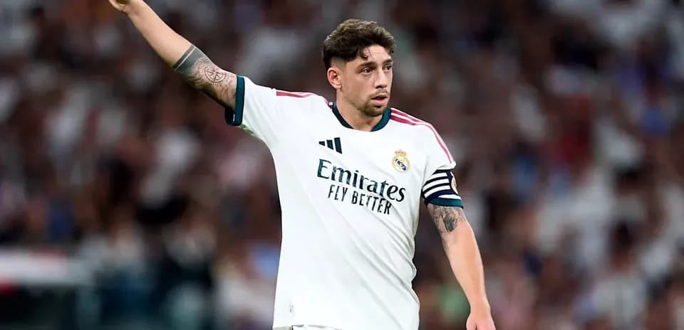 Jugador de Real Madrid señalando durante el partido
